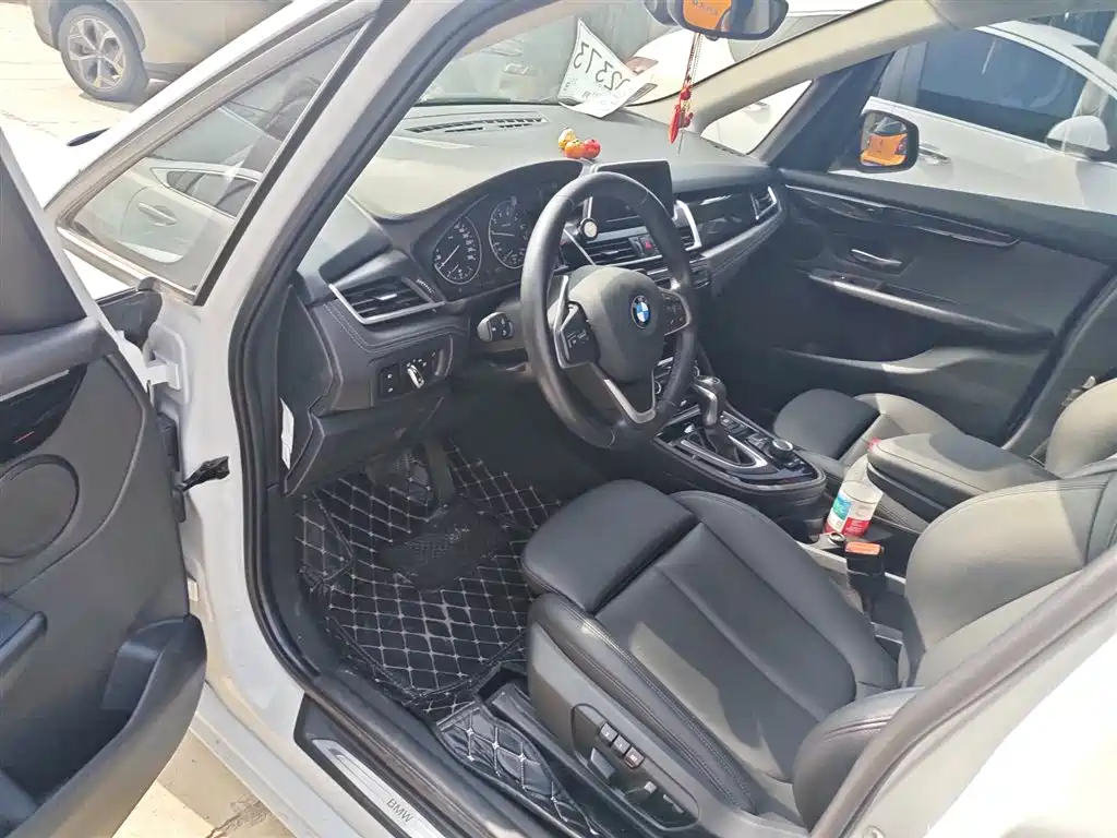 BMW 2 Series Touring 2016 218i Sport Design Package фото 12