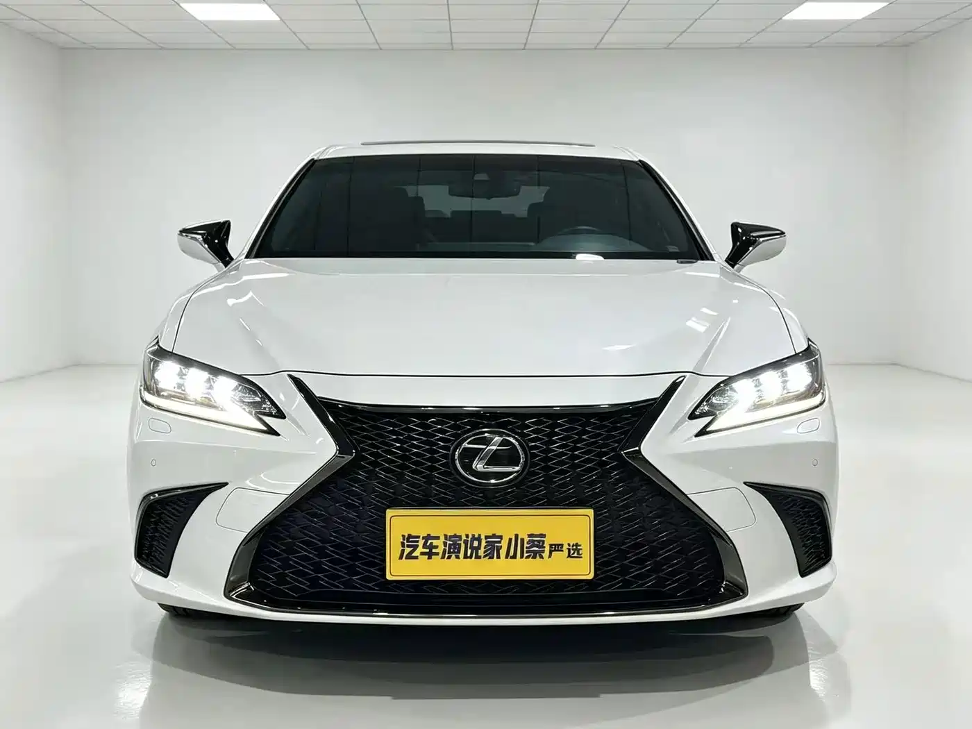 Фото 2 - Lexus ES