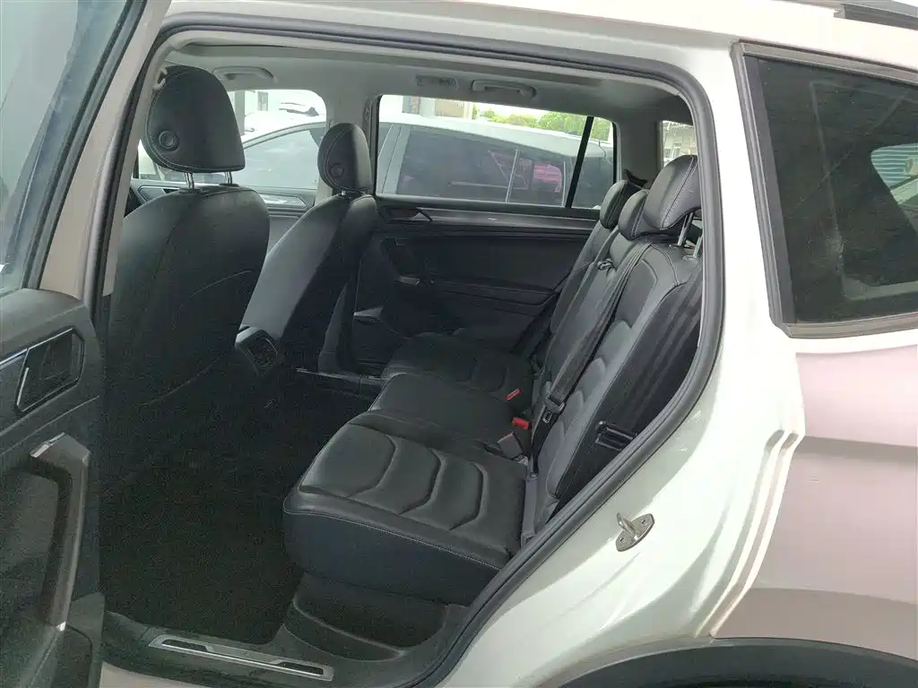 Volkswagen Tiguan L 2021 330TSI Automatic 2WD R-Line Premium фото 17