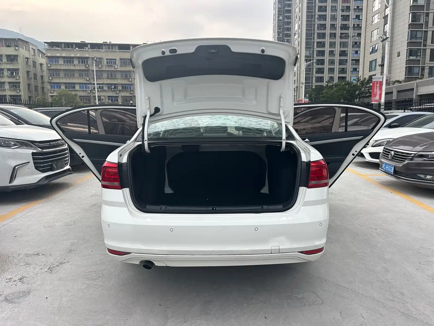 Volkswagen Lavida 2017 1.6L Automatic Comfort Edition фото 10
