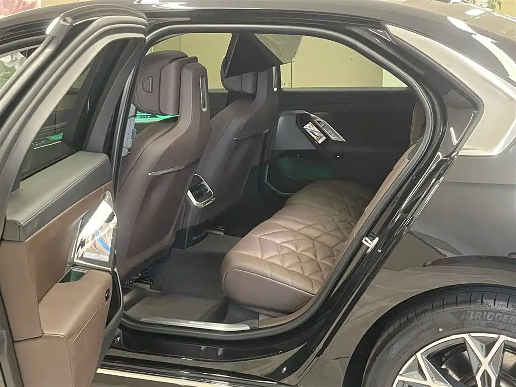 BMW 7 Series 2023 Model 735Li Luxury Package фото 18