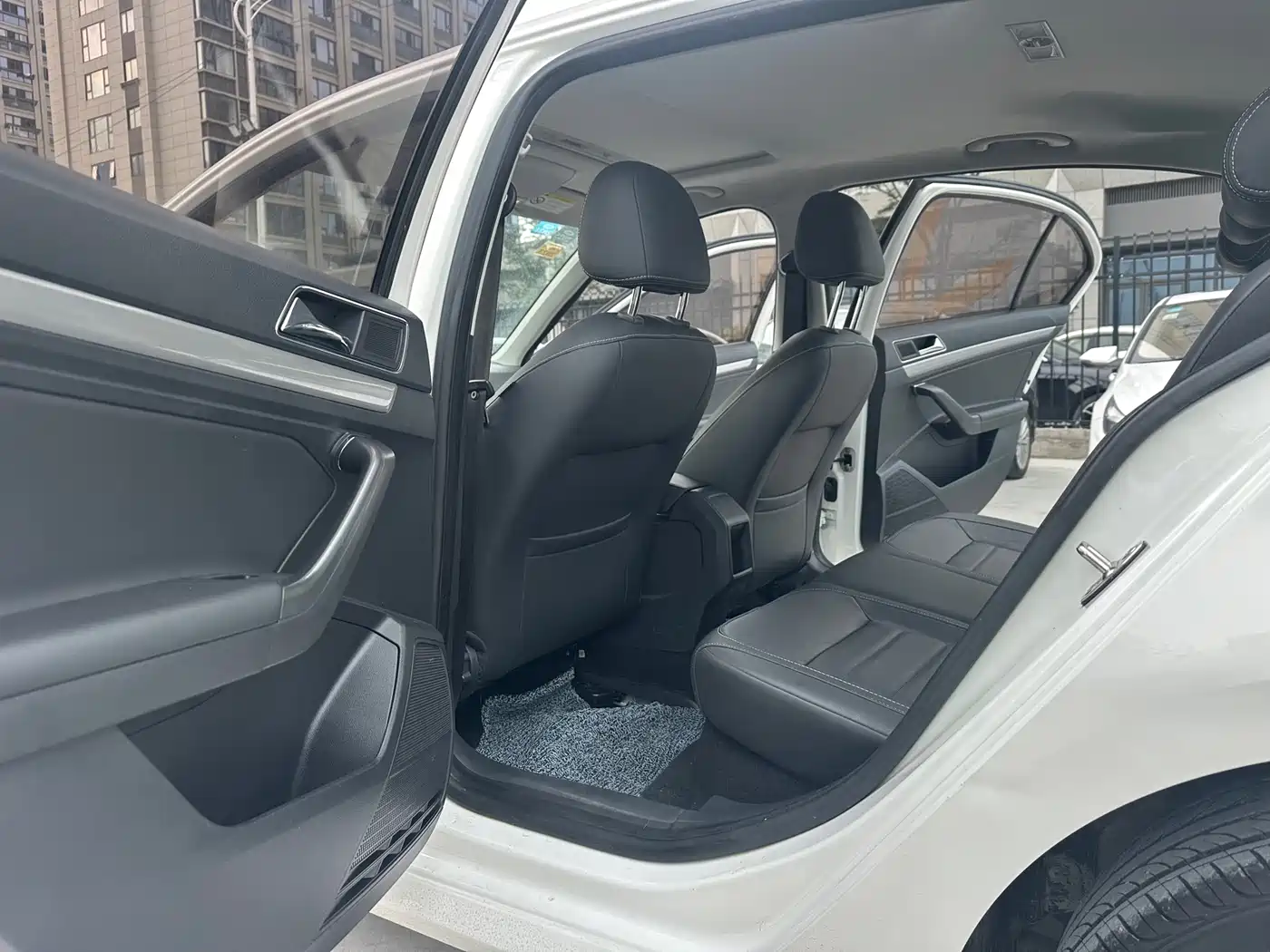 Volkswagen Lavida 2017 1.6L Automatic Comfort Edition фото 6