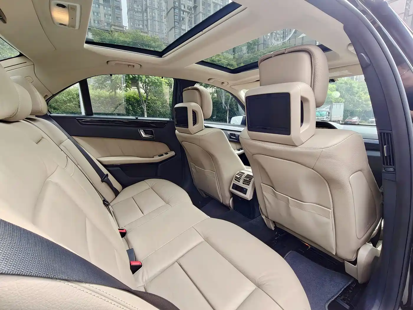 Mercedes-Benz E-Class (Import) 2010 Model E 300 Elegance Luxury Edition фото 11