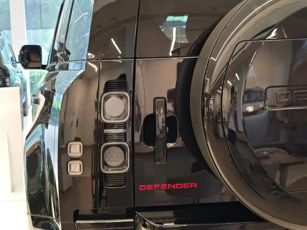 Land Rover Defender 2024 110 5.0T V8 фото 9