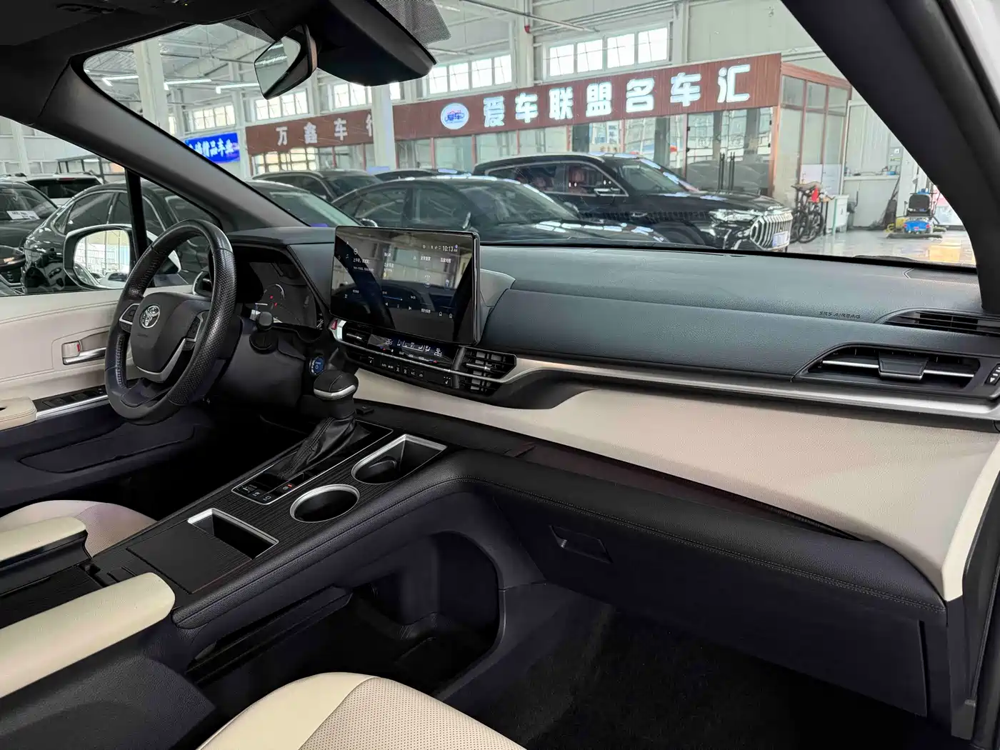 Toyota Granvia 2023 2.5L Hybrid Prestige PLUS Edition фото 20