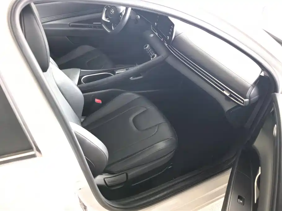 Hyundai Elantra 2021 1.5L CVT GLX Elite Edition фото 8