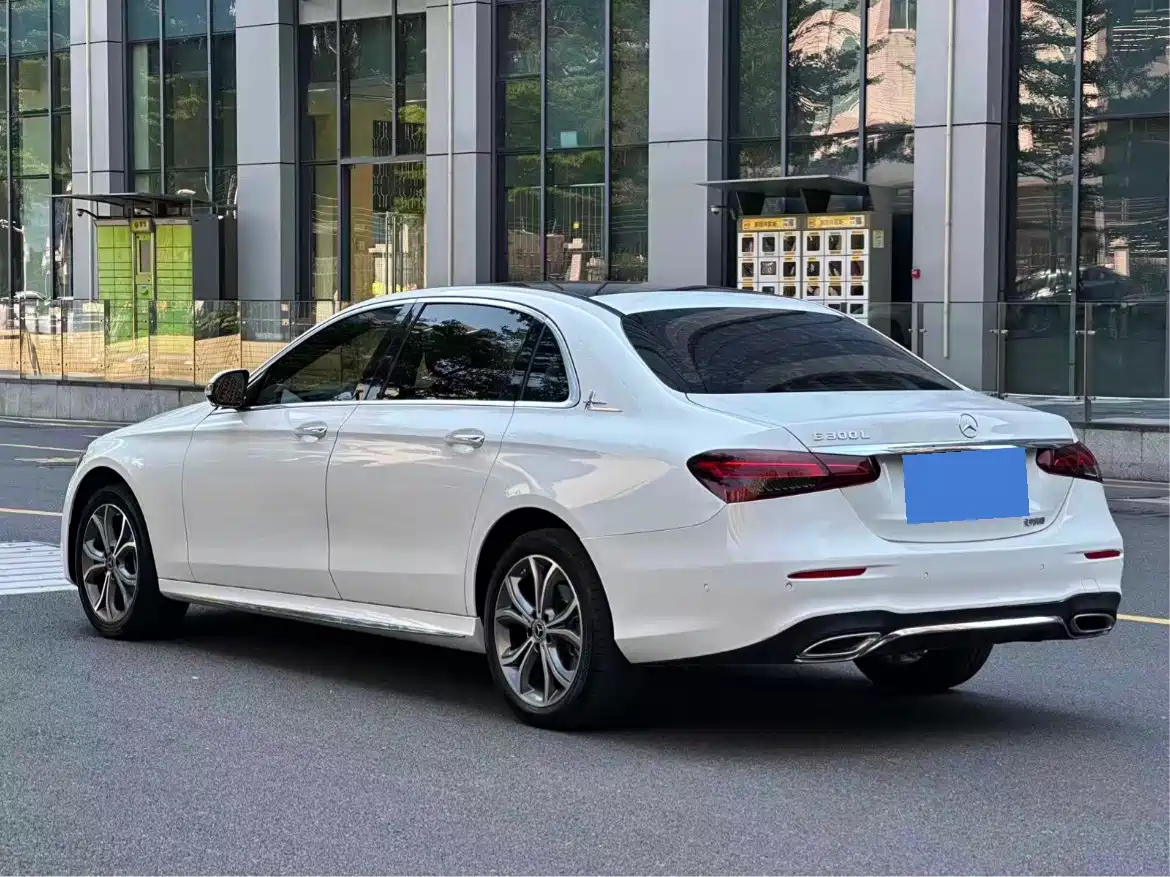 Photo 3 - Mercedes-Benz E-Class