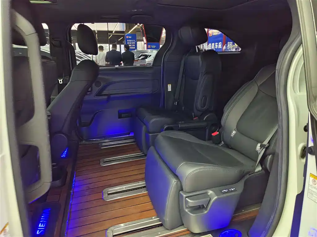 Toyota Sienna 2021 2.5L Hybrid Ultimate Edition фото 11