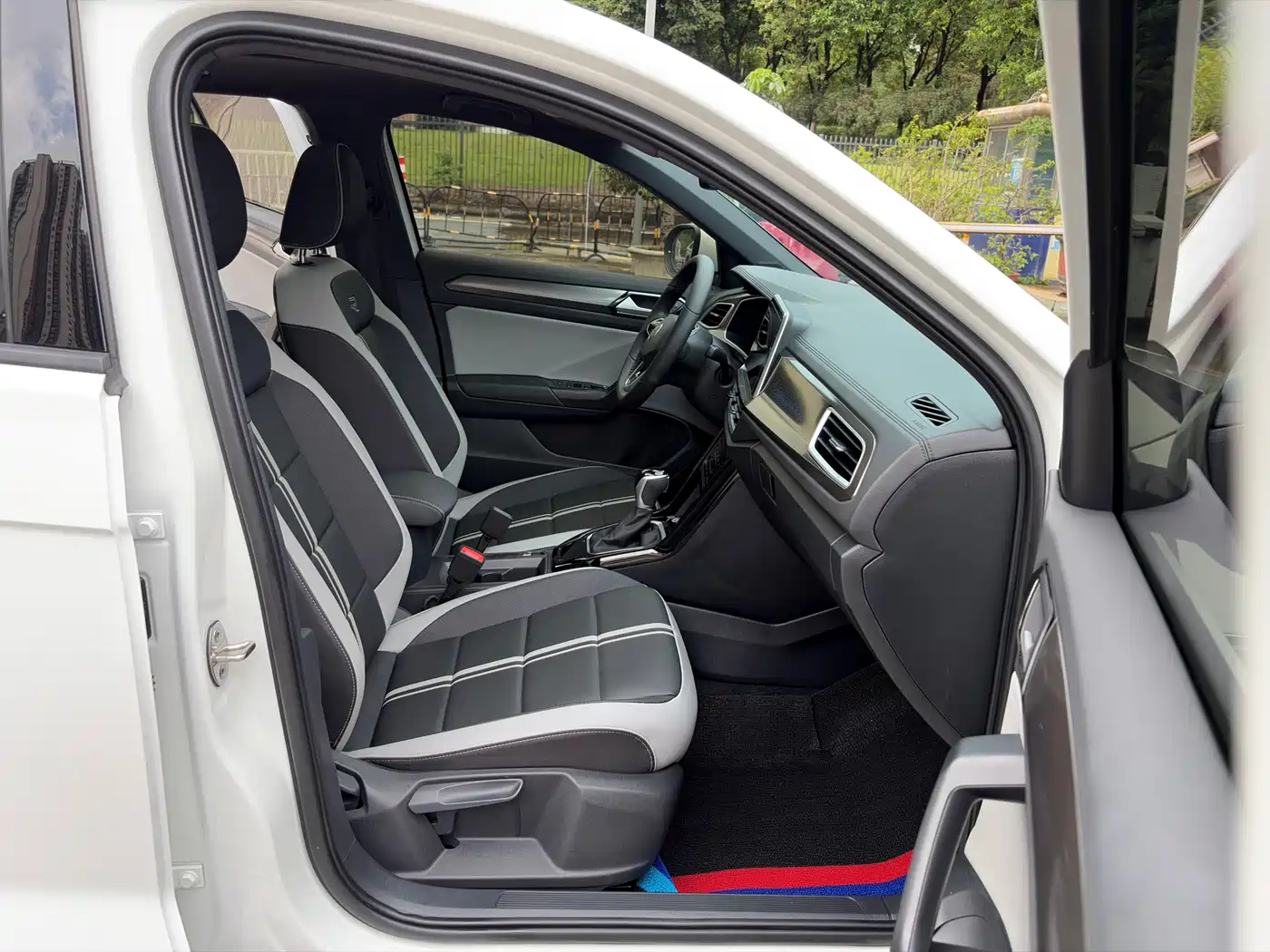 Volkswagen T-ROC 2025 300TSI DSG 2WD Dawn Edition фото 9