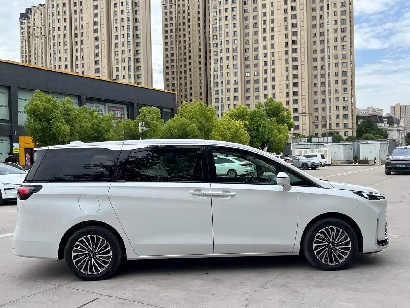 Buick GL8 New Energy 2025 Land Honor Premium Edition 7-Seater фото 8