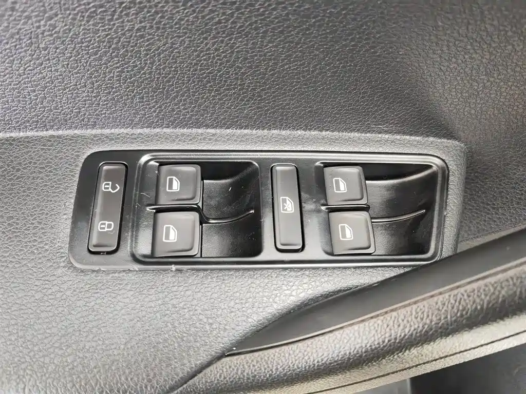 Volkswagen Jetta 2015 1.6L Manual Trend фото 9