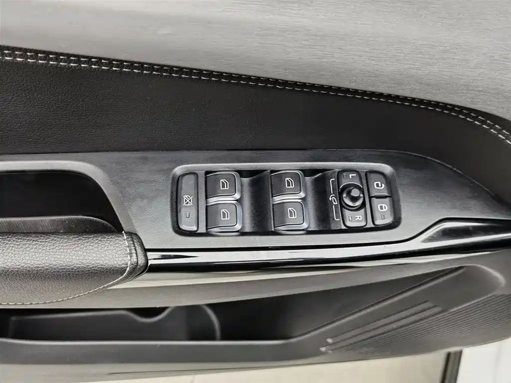 Lynk & Co 02 2021 1.5TD DCT 2WD Power Champion Edition фото 9