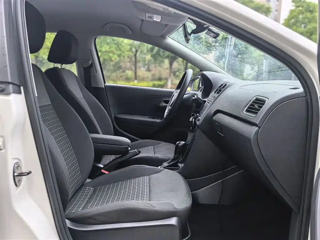 Volkswagen Polo 2014 1.6L Automatic Comfort Edition фото 15