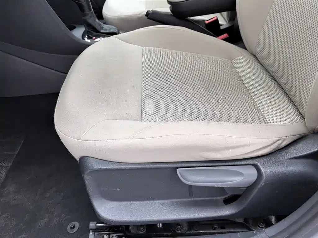 Volkswagen Polo 2013 1.6L Automatic Comfort Edition фото 20