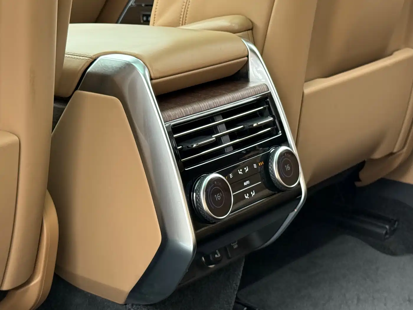 Land Rover Range Rover 2023 3.0 L6 400PS Golden Age 7-Seater Long Wheelbase фото 20