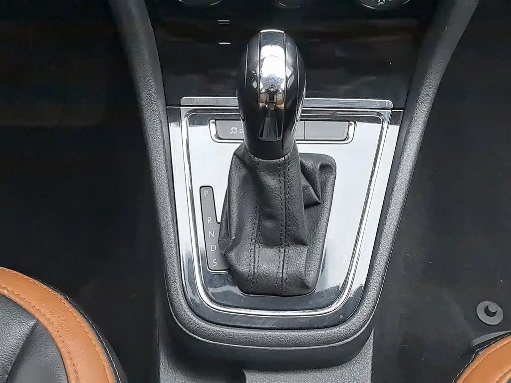 Volkswagen Bora 2014 1.6L Automatic Fashion Edition фото 13
