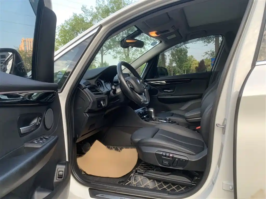 BMW 2 Series Touring 2018 218i M Sport Package фото 18