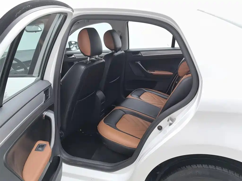 Volkswagen Bora 2014 1.6L Automatic Fashion Edition фото 15