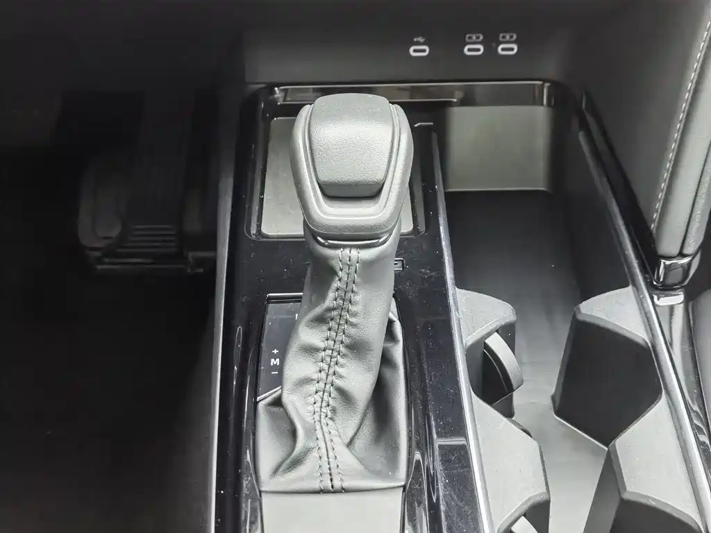 Toyota Camry 2024 2.0E Elite Edition фото 13