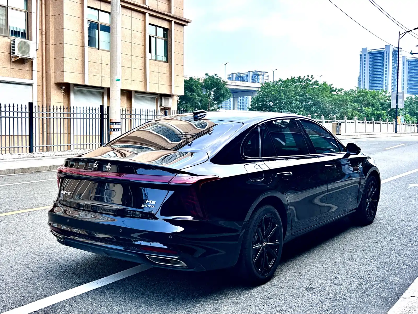 Фото 12 - Hongqi H5