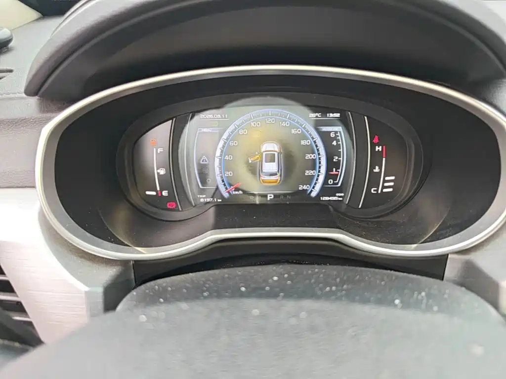 Фото 12 - Geely Atlas