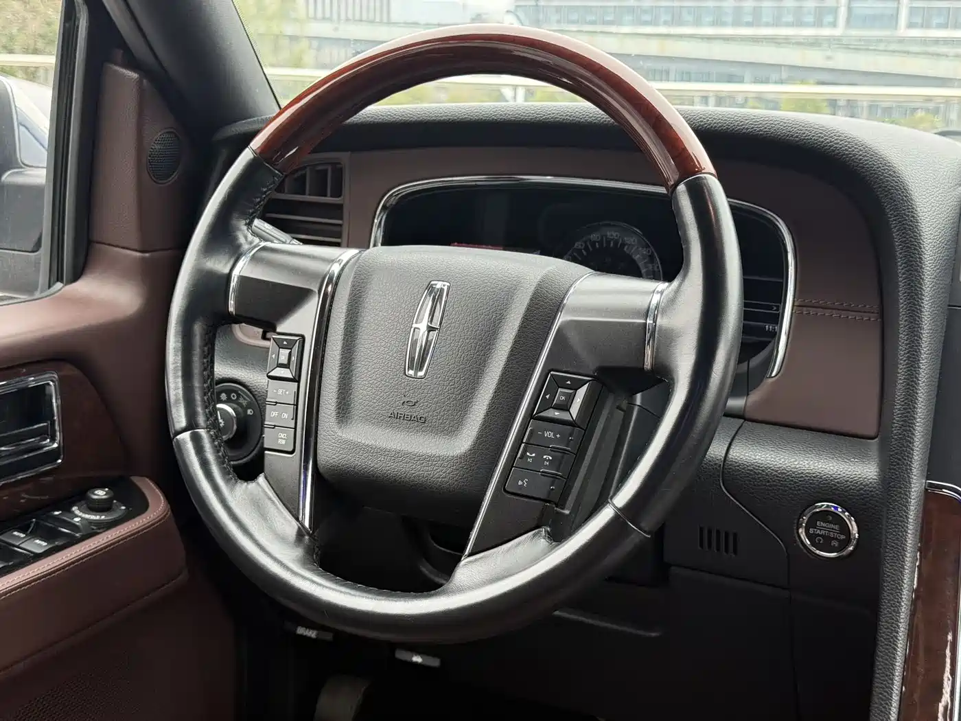 Lincoln Navigator One фото 10