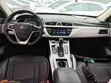 Фото 10 - Geely Atlas