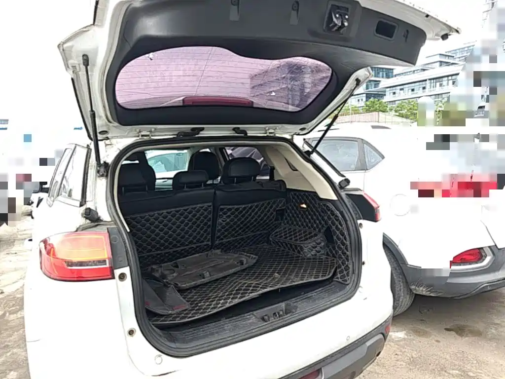 Фото 19 - Geely Atlas