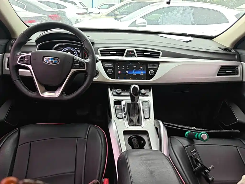 Фото 10 - Geely Atlas