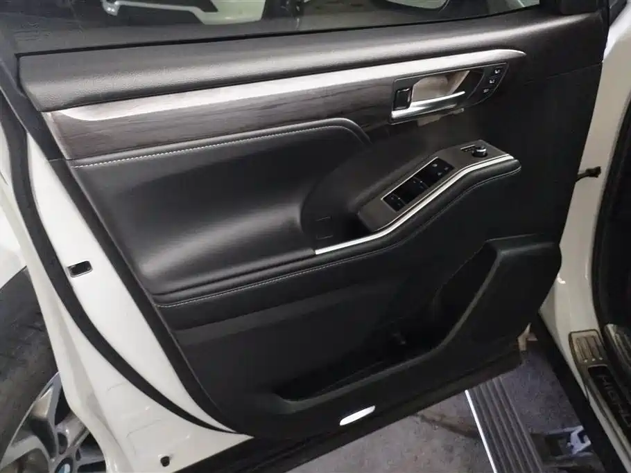 Toyota Highlander 2023 2.5L Smart Hybrid Dual Engine AWD Ultimate 7-Seater фото 7