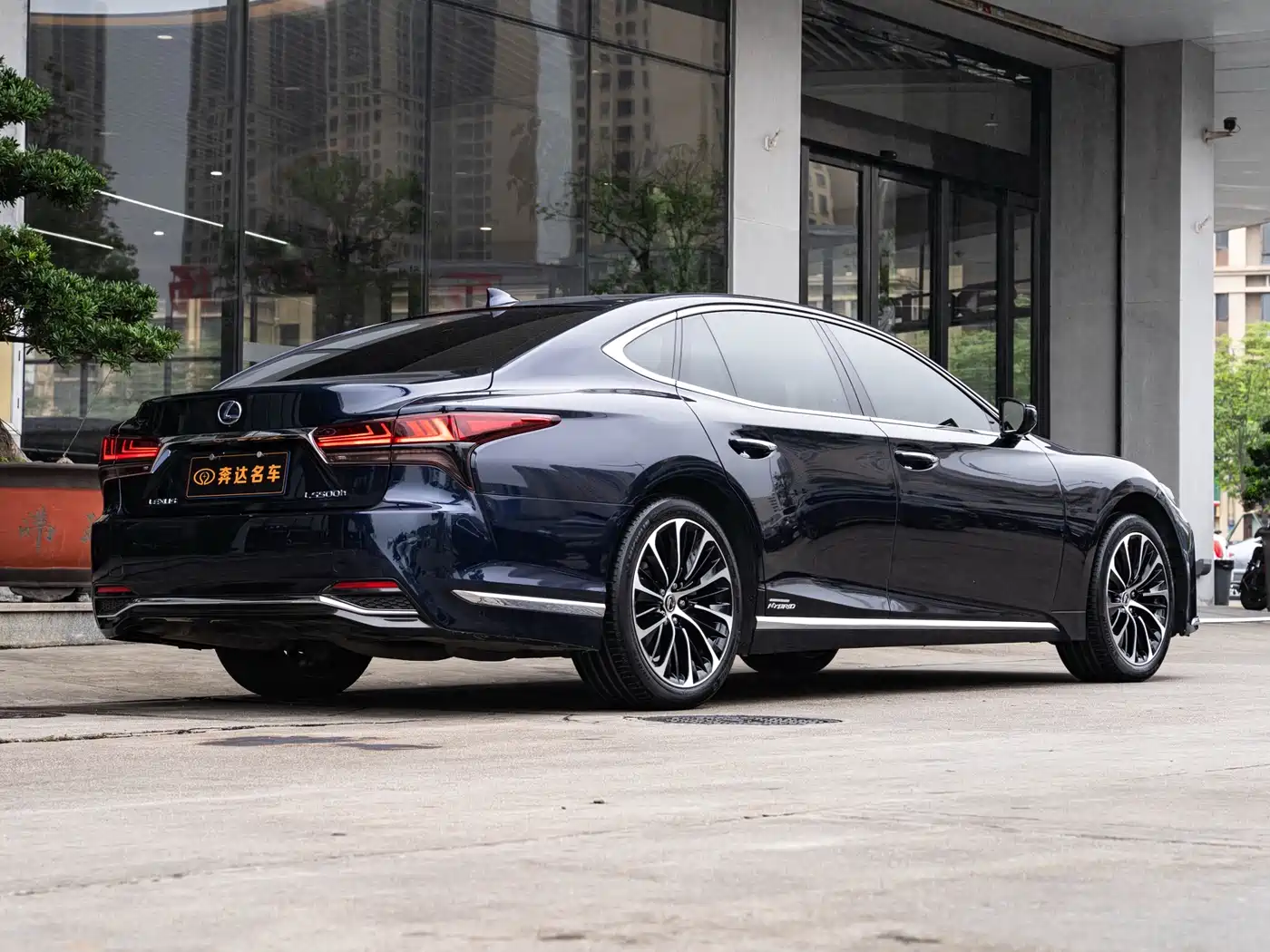 Lexus LS 2021 500h Executive Edition фото 3