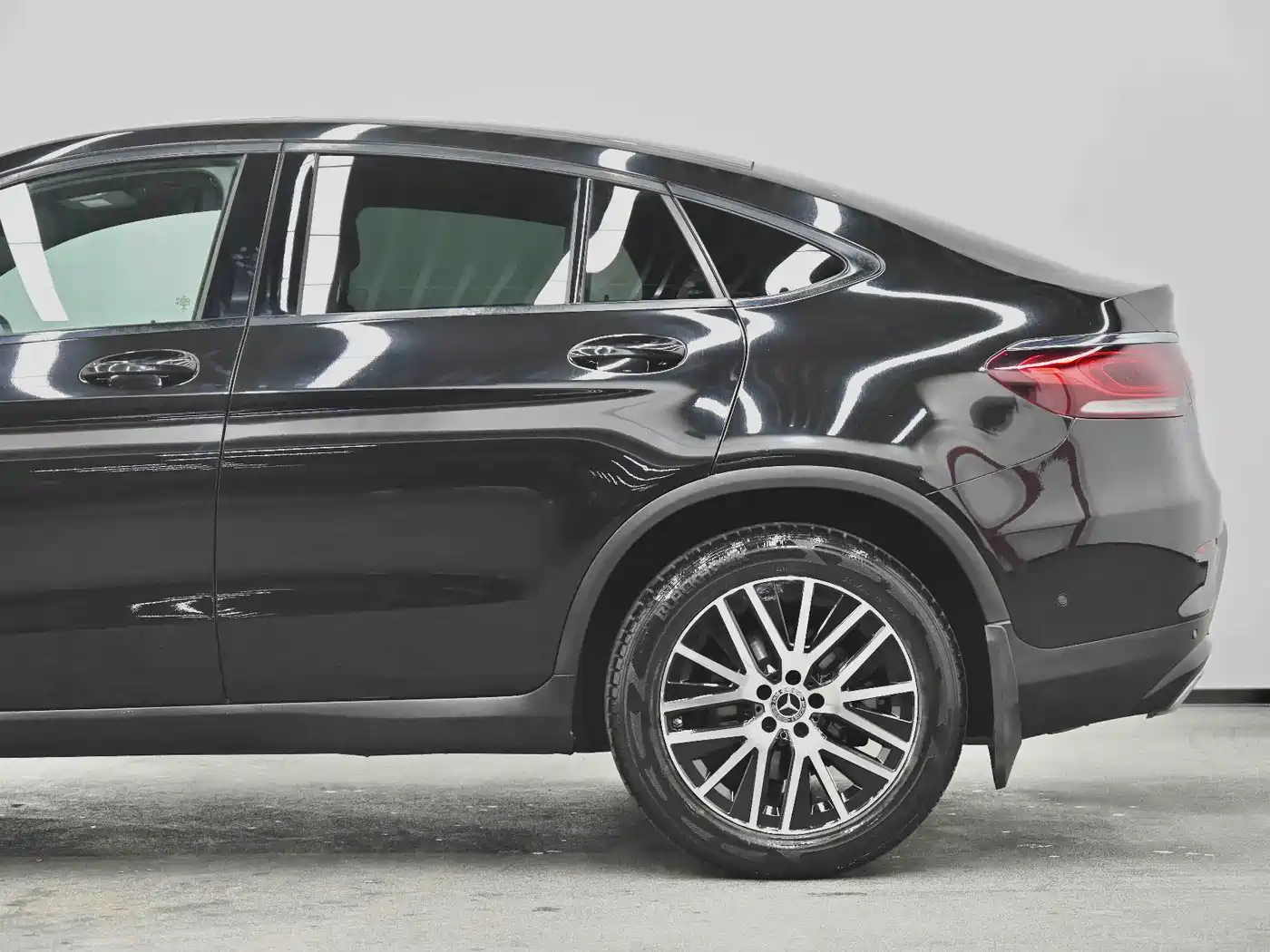 Mercedes-Benz GLC Coupe 2023 Model GLC 260 4MATIC Coupe SUV фото 24