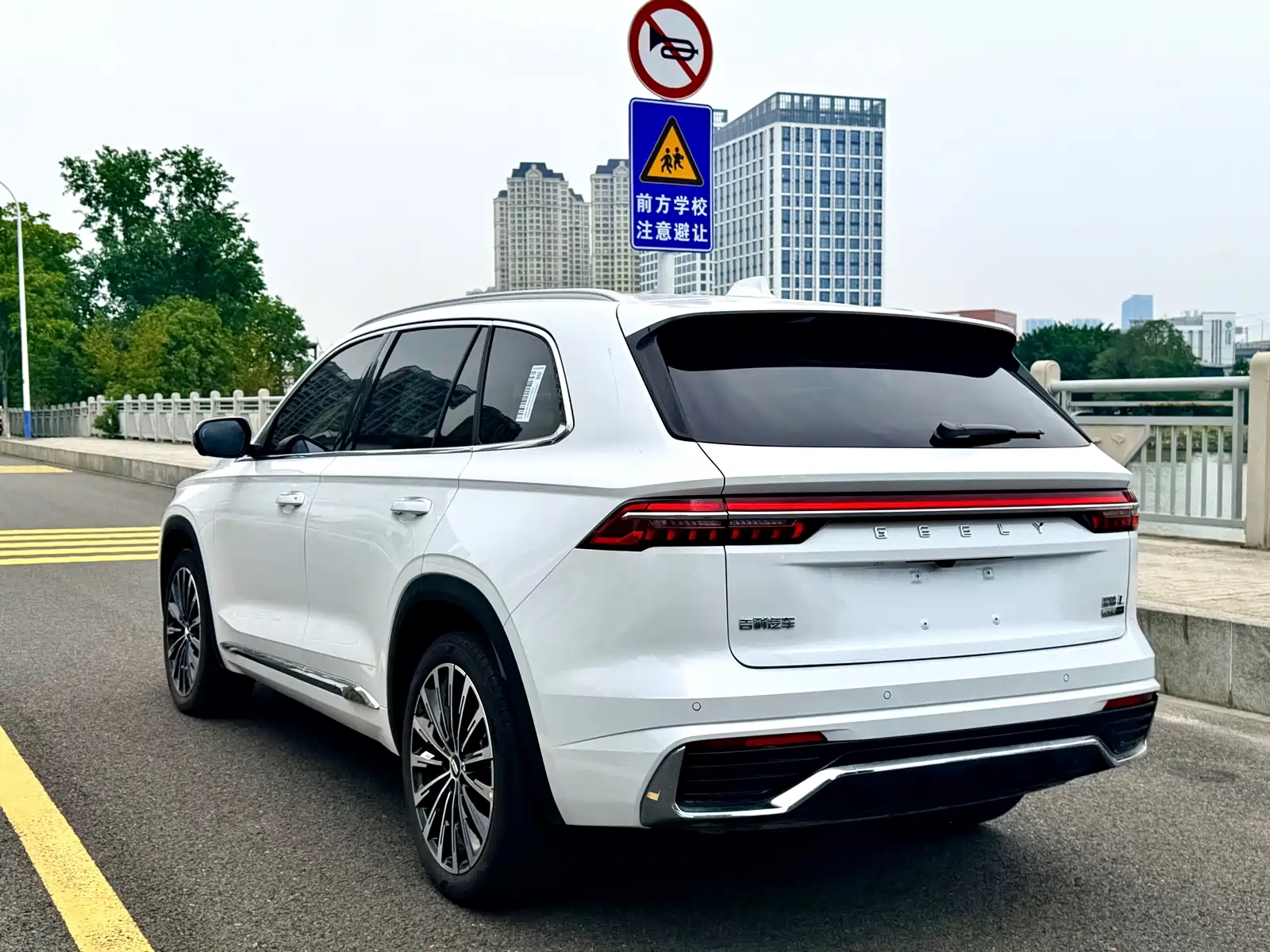 Фото 7 - Geely Monjaro