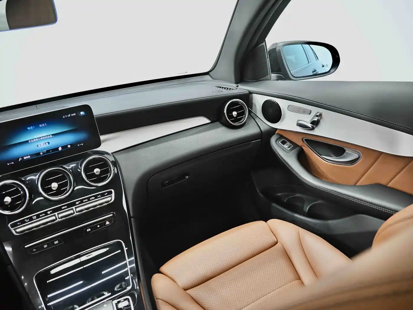Mercedes-Benz GLC Coupe 2023 Model GLC 260 4MATIC Coupe SUV фото 8
