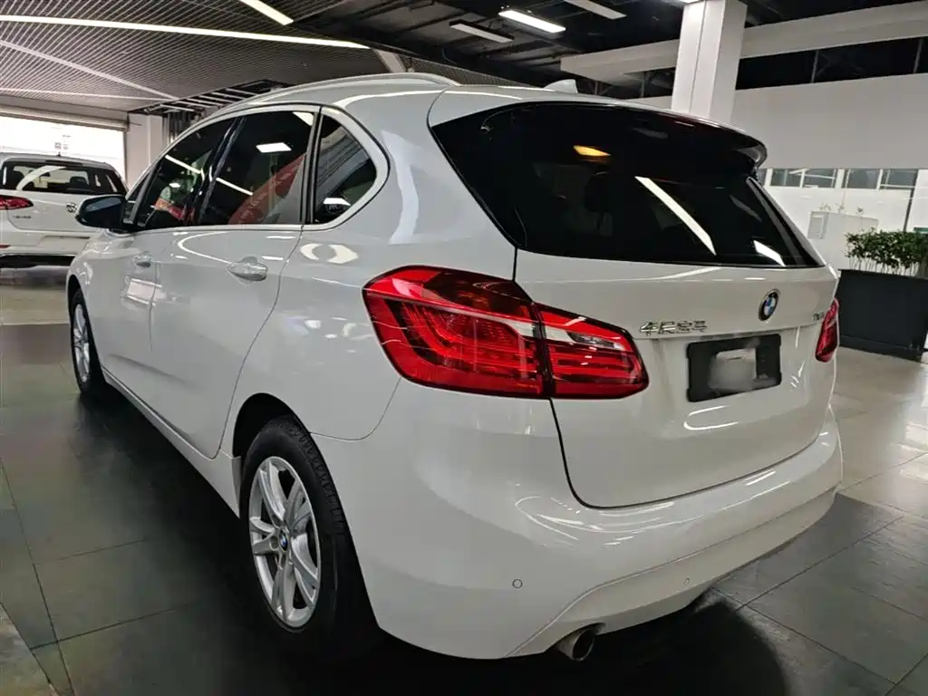 BMW 2 Series Touring 2016 218i Leading фото 5