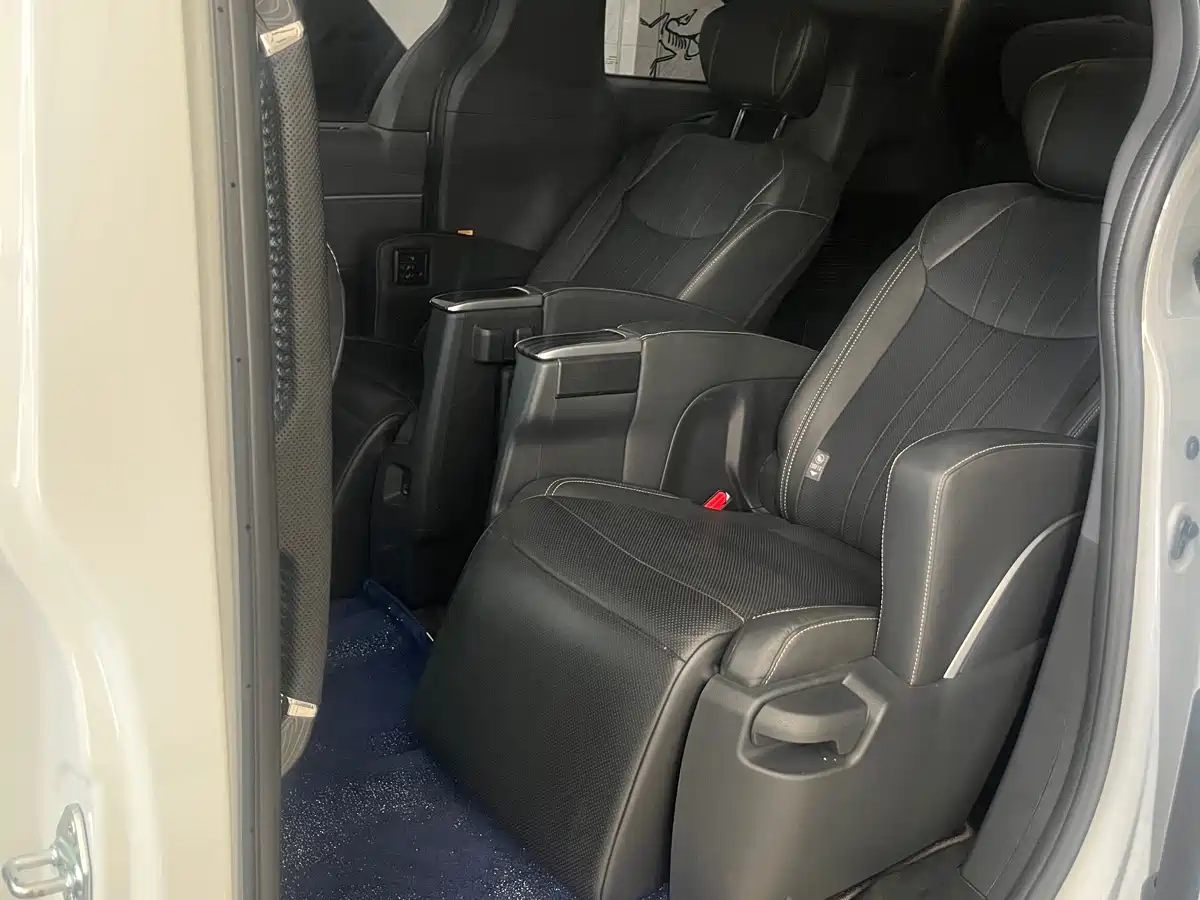 Toyota Sienna 2024 2.5L Hybrid Ultimate Premium Edition фото 4