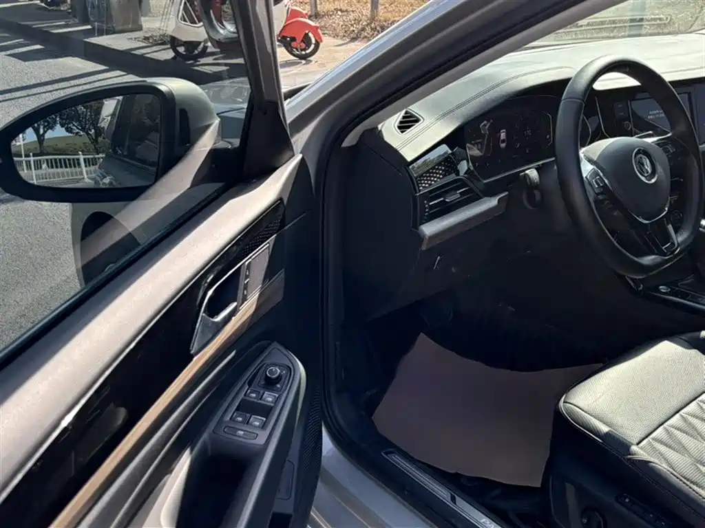 Volkswagen Passat 2019 330TSI Luxury Edition China VI фото 13