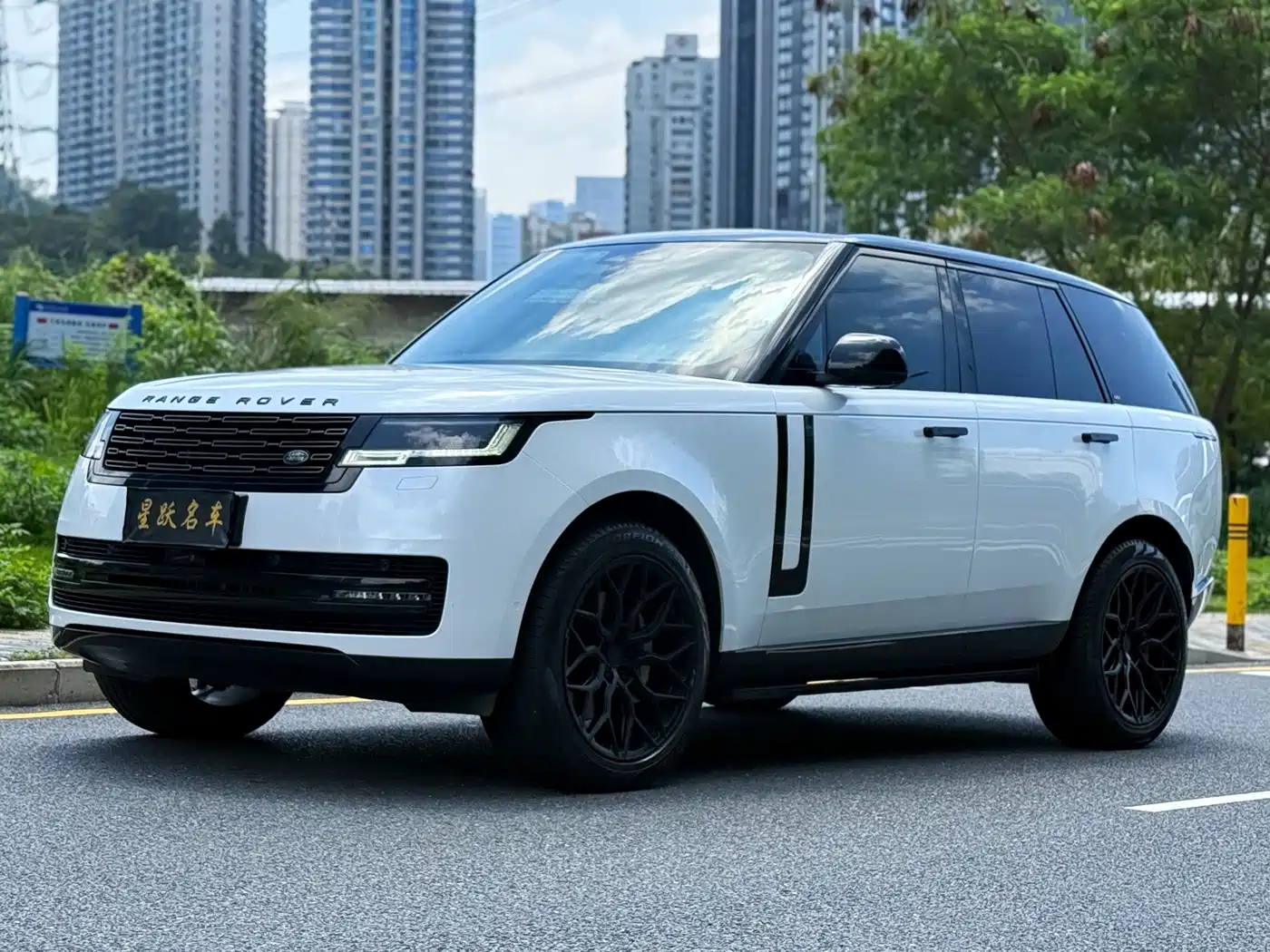 Land Rover Range Rover 2023 3.0 L6 360PS Golden Age Edition