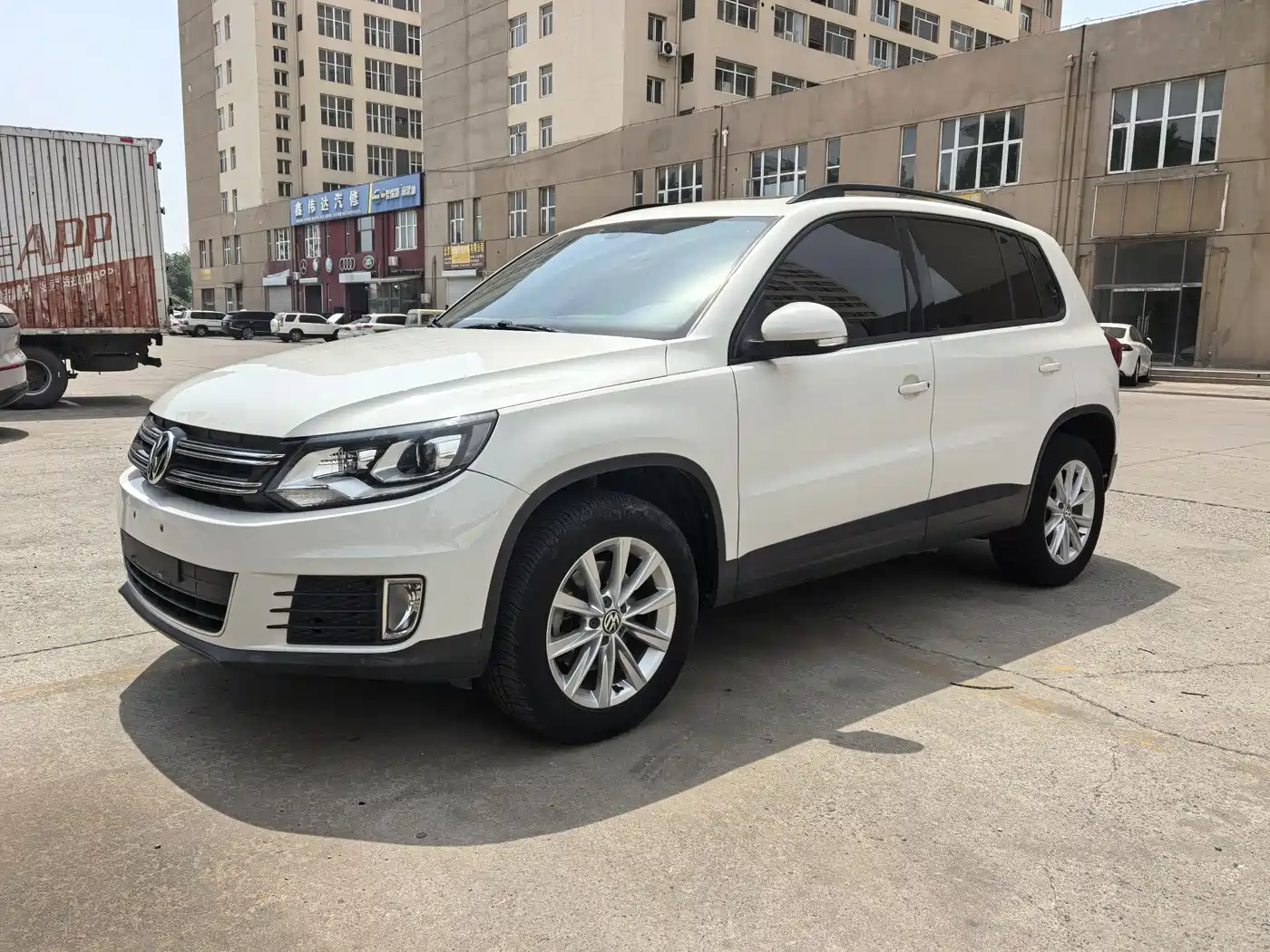 VOLKSWAGEN TIGUAN