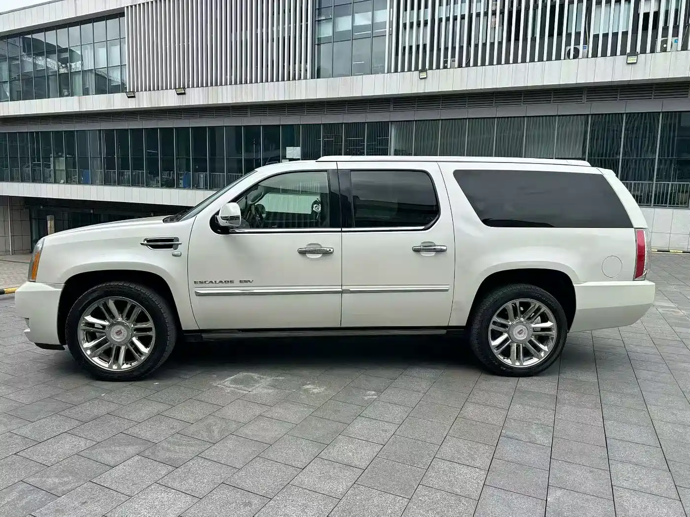 Cadillac Escalade 2013 6.2L ESV Platinum Extended фото 3