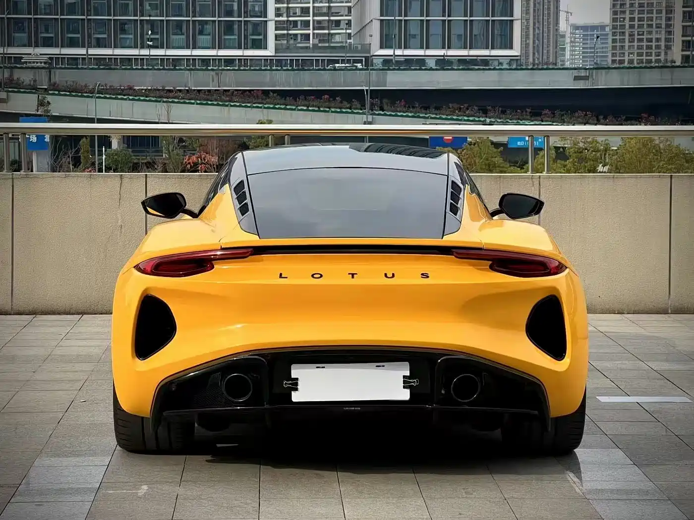 Lotus Cars EMIRA 2021 2.0T DCT First Edition фото 9