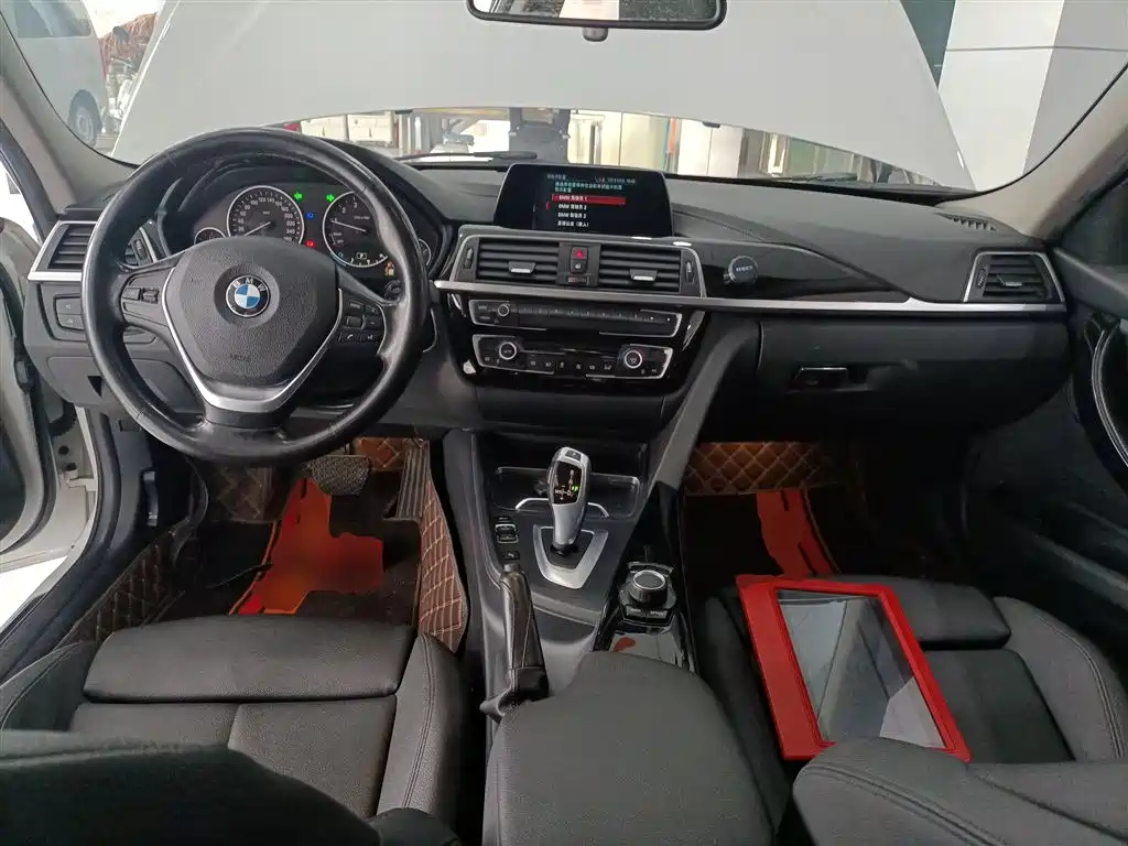 BMW 3 Series 2018 318Li фото 6