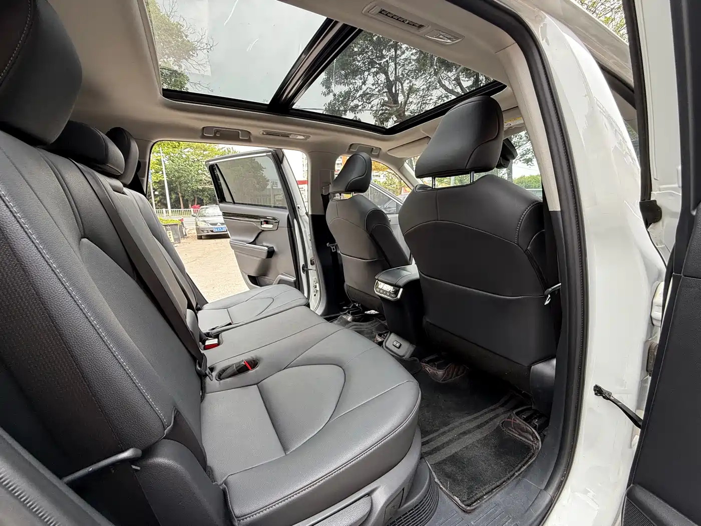 Toyota Highlander 2023 2.5L Smart Hybrid Dual Engine AWD Luxury 7-Seater фото 10