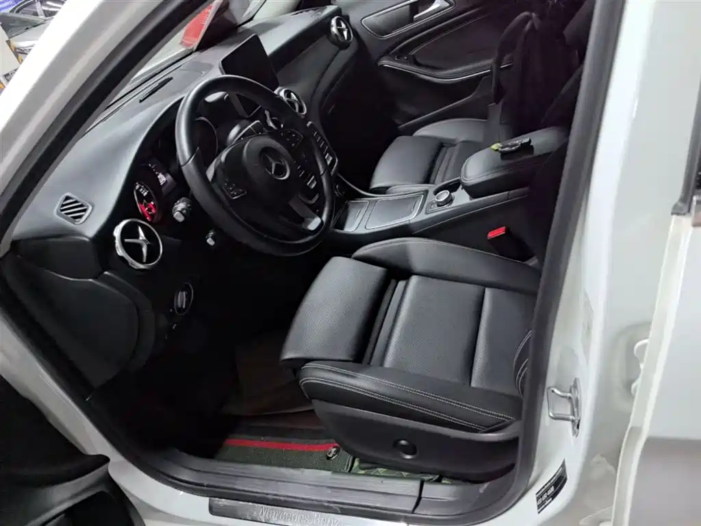 Mercedes-Benz GLA 2018 GLA 200 Dynamic фото 15