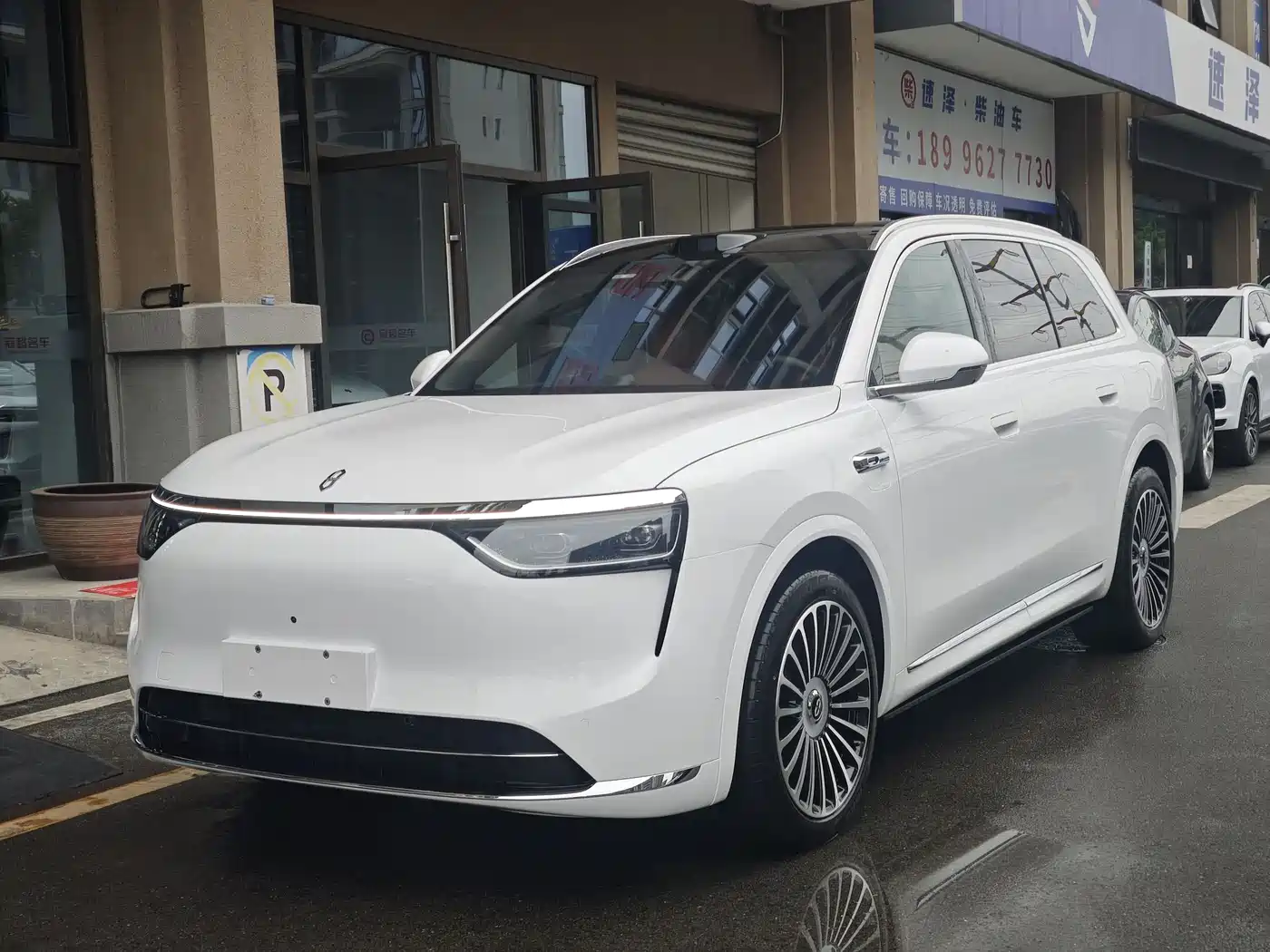 AITO Wenjie AITO M8 2025 Extended Range Ultra 53.4kWh 6-Seater фото 2