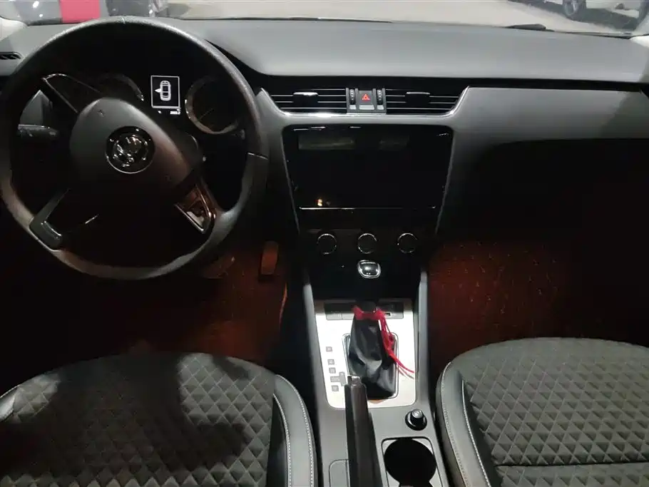 Škoda Octavia 2019 1.5L Automatic Smart Luxury China VI фото 12