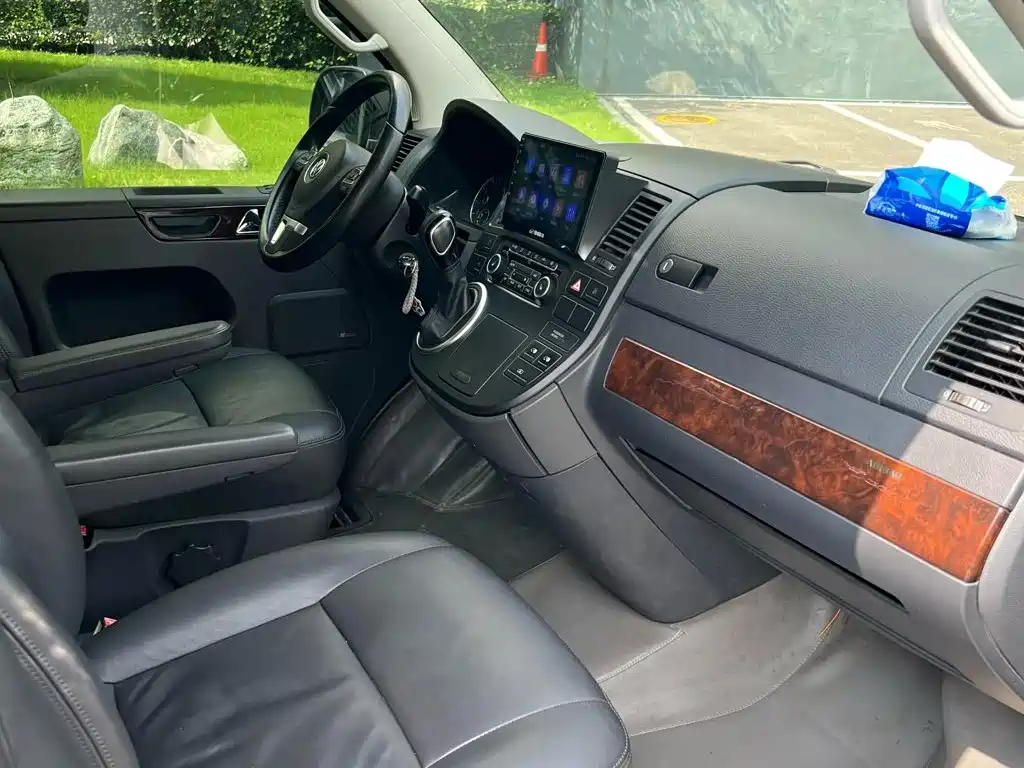 Photo 12 - Volkswagen Multivan