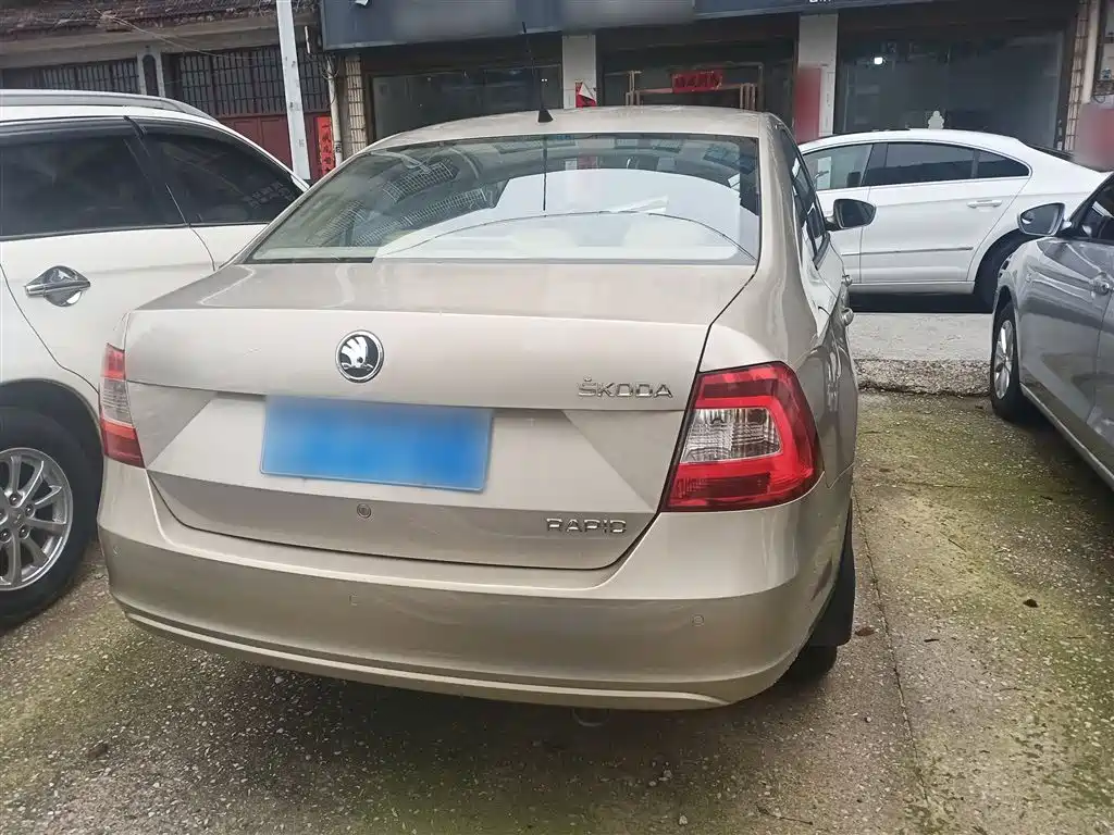 Škoda Rapid 2015 1.6L Automatic Smart Selection фото 6