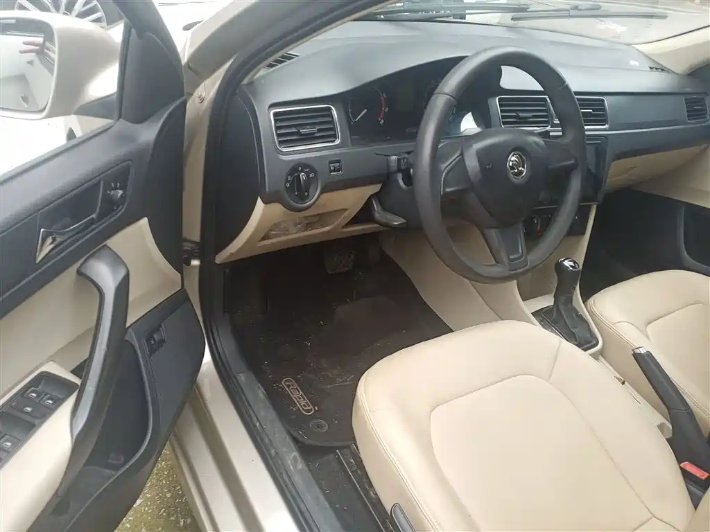 Škoda Rapid 2015 1.6L Automatic Smart Selection фото 16