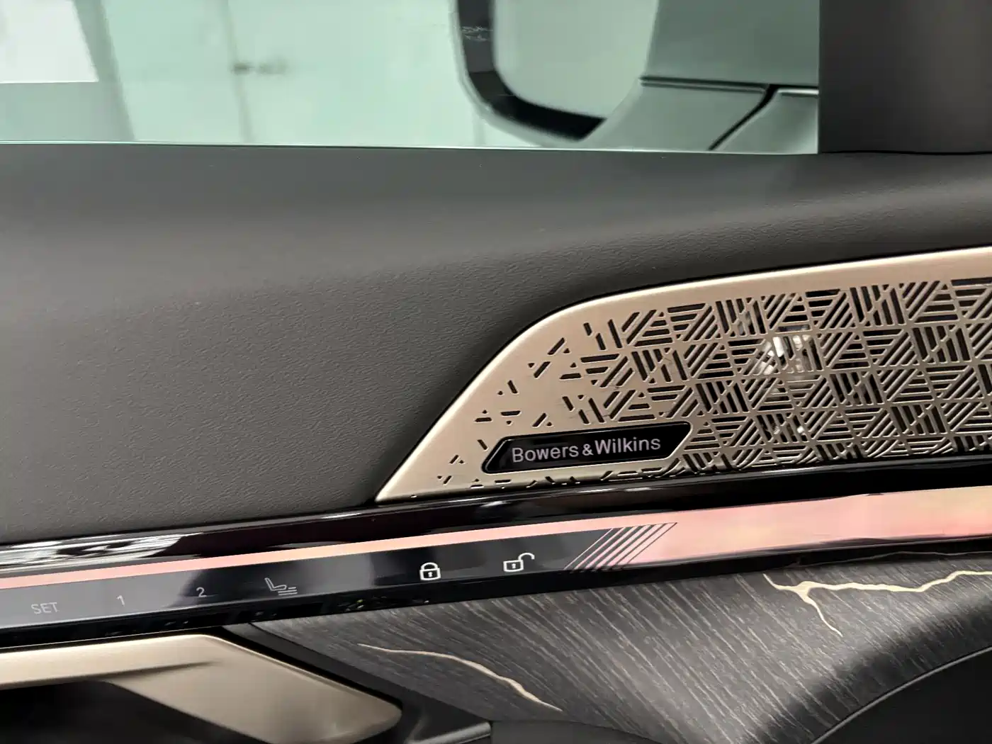 BMW 5 Series 2024 530Li Leading M Sport Package фото 10